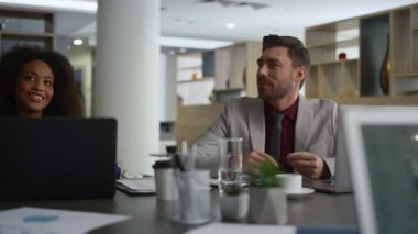 Çok ırklı iş dünyası projesini analiz et, ofiste strateji başlat.