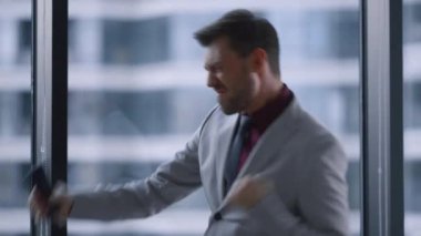 Şirket binasında kariyer başarısını kutlayan coşkulu iş adamı..