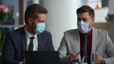 Uluslararası iş grubu pazarlama, giyim ve yüz maskelerini çeşitli ofislerde tartıştı.