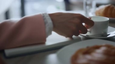 Kahve molası üzerine iş notları yazan bir kadın ücra bir kafede oturuyor..