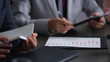 Şirket meslektaşları banka formlarını dolduruyor. İş adamları ofiste kağıt analizi yapıyor 