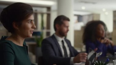 Modern ofis işyerindeki çok ırklı iş arkadaşları fikir alışverişinde bulundu.