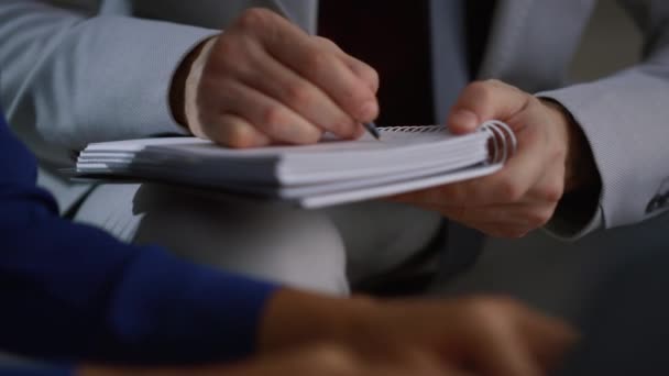 Diverse Geschäftsleute Hände schreiben Notizbuch Tippen Laptop-Tastatur im Büro. — Stockvideo