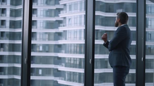 Entrepreneur walking corporate building. Businessman looking window in office. — Stock Video