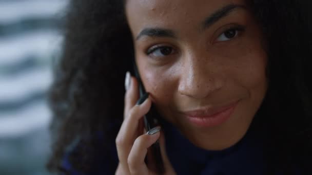 Joyful africana americana dipendente donna parlando manager sul telefono cellulare a casa. — Video Stock