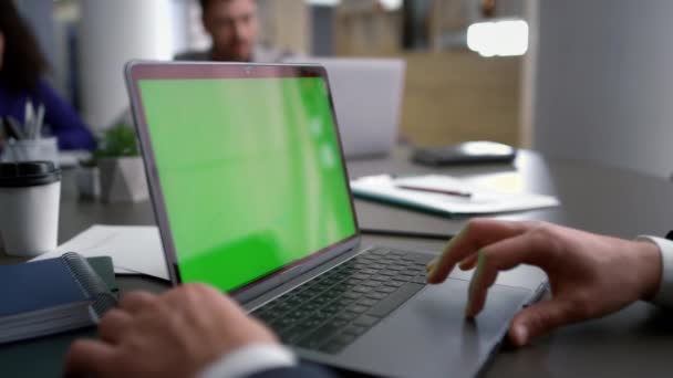 Empreendedor homem procurando laptop tela verde na reunião de equipe de negócios diversificada. — Vídeo de Stock