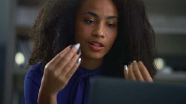 Schöne afrikanisch-amerikanische Ceo-Frau ruft Video auf Computer-Laptop in Café. — Stockvideo
