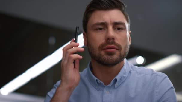 Profesjonalny dyrektor wykonawczy dzwoniący telefon komórkowy uśmiechnięty mówiący manager w miejscu pracy. — Wideo stockowe