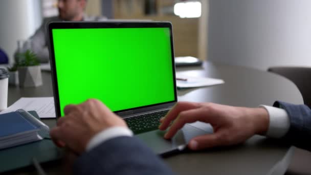 Homem de negócios usando touchpad laptop tela verde na conferência de equipe corporativa. — Vídeo de Stock