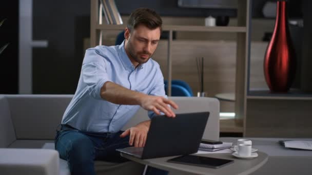 Gestionnaire financier utilisant un ordinateur au bureau. Homme d'affaires finissant le travail à l'intérieur. — Video