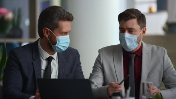 Mezinárodní obchodní skupina diskutovat marketing opotřebení obličeje masky v různých kancelářích. — Stock video