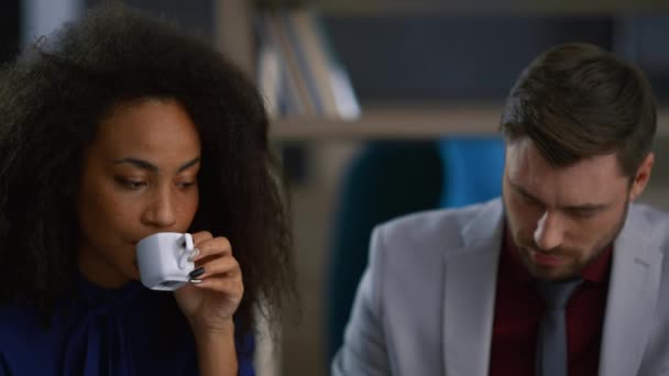 Multietnisk udøvende par arbejder sammen om at løse problemet i cafe coworking. – Stock-video