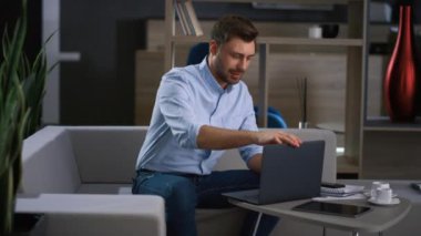 İş adamı konferansını bitiriyor. Uzak işyerindeki ofis işinden ayrılıyor..