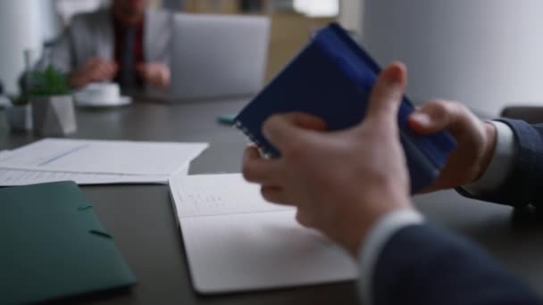 Avocat lisant la paperasse d'entreprise à la recherche notepad info dans le bureau. — Video