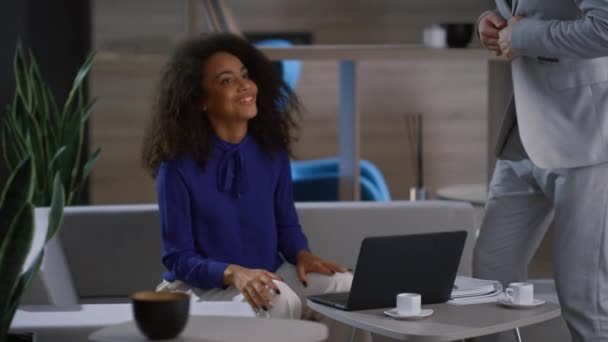 Reunión de pareja ejecutiva multiétnica conectando videollamada en café coworking. — Vídeos de Stock