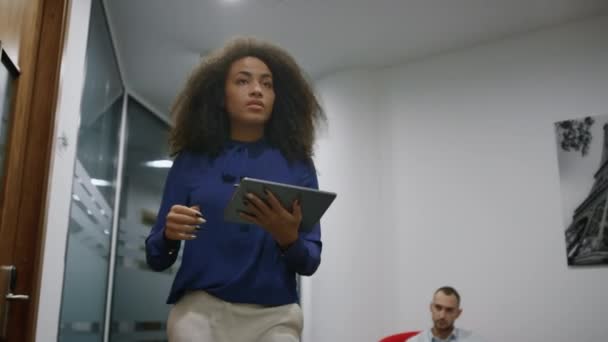 African American executive walking office αναζητούν εταιρικό tablet στην εταιρεία. — Αρχείο Βίντεο