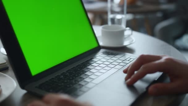 商人用手触摸键盘电脑设备色键在咖啡店工作. — 图库视频影像