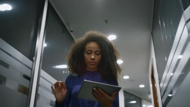 Африканская американская деловая женщина ходить офис поиск цифровой планшет в компании. — стоковое видео