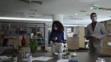 Ofis maskesini takmış çeşitli şirket toplantıları. Kapsamlı kavram.