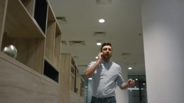 Pozitif iş adamı telefonda şirket planlarını tartışıyor..