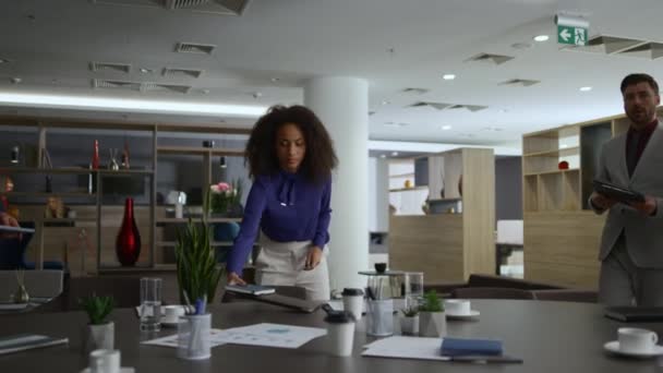 Equipo de oficina multirracial discute datos corporativos sobre reunión de conferencia de negocios. — Vídeo de stock