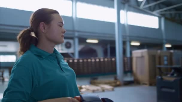 Mujer operador de almacén de conducción de la máquina transportando cajas de entrega de fábrica — Vídeo de stock