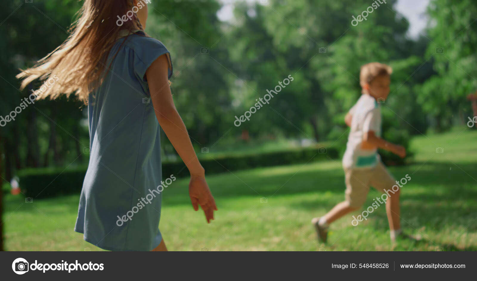 Os amigos descansam e jogam o jogo da velha. jogo na grama verde