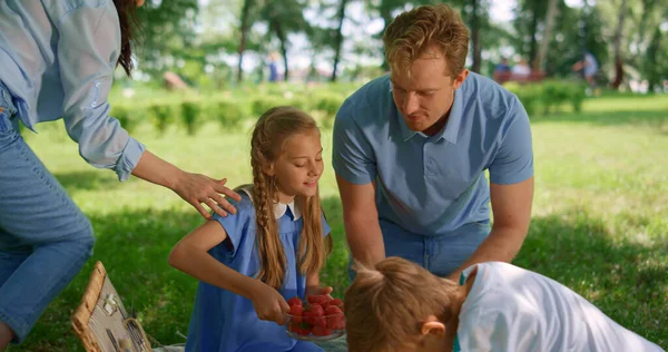 Lycklig familj förbereder picknick i parken. Aktiv sommar vila på frisk luft koncept. — Stockfoto