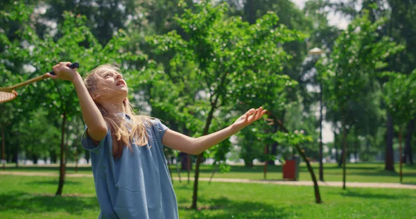 Jolie fille jouant au badminton sur la nature de près. Enfant sportif profiter du jeu. — Photo