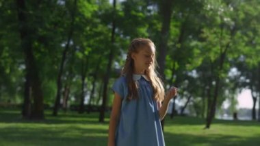 Sahada dikilen neşeli güzel kız, Mekik siki tarafından kesilen parmağa bakıyor..