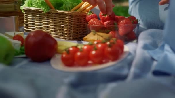 Oerkända händer ta strowberry på picknick närbild. Kvinnors armar håller röda bär. — Stockvideo