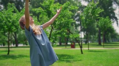 Doğada badminton oynayan güzel bir kız. Yaklaş. Sportif çocuk oyundan zevk alıyor.