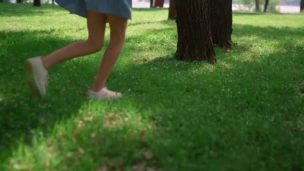 Unrecognized kid legs run on green lawn. Happy children play on fresh grass. — Stock Video