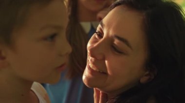 Tatlı anne piknikte küçük çocuğa sarılıyor. Mutlu anlar aile sevgisi