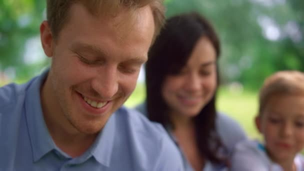 Portraitmann beobachtet Tablet auf Picknick-Nahaufnahme. Familienruhe mit modernem Gerät. — Stockvideo