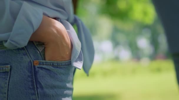 Mano de mujer desconocida en primer plano de bolsillo de jeans. Vista del brazo femenino en pantalones vaqueros. — Vídeo de stock