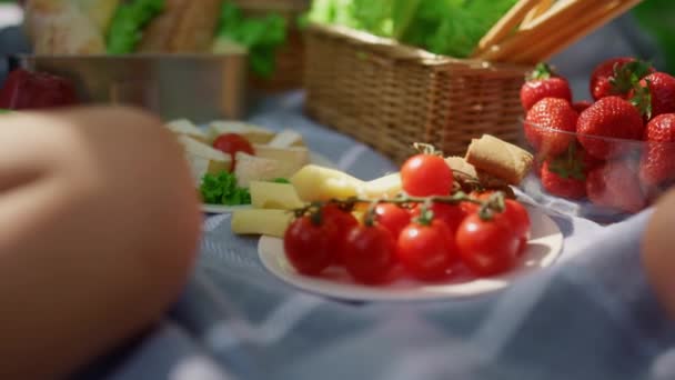 Neznámé ruce vzít občerstvení z piknik přikrývky detailní. Chutná snídaně na přírodu — Stock video