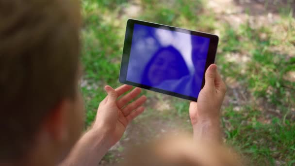 Hombre no reconocido uso tableta al aire libre primer plano. Gadget de mano humana. — Vídeos de Stock