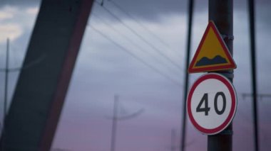 Otobanda hız sınırlaması uyarısı. Yol denetimi kavramı.