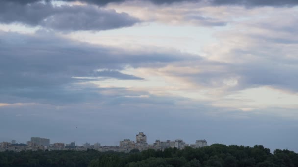 Φουσκωμένα σύννεφα κυλούν πάνω από την πόλη. Όμορφη βραδιά cityscape drone shot. — Αρχείο Βίντεο