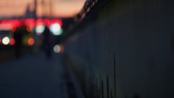 Pasamanos de puente nocturno que reflejan sombras al atardecer. — Vídeos de Stock