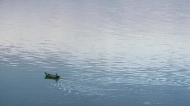 Holzboot schwimmt noch Fluss Drohne erschossen. Ruhige Wasserstraße plätschert an der Oberfläche. — Stockvideo