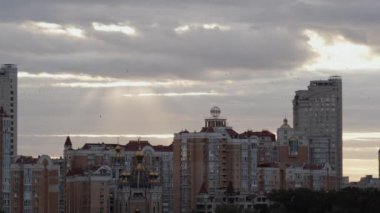 İkamet alanındaki apartman blokları bulutlu bir günde insansız hava aracı atışı. Sıkıcı şehir manzarası.