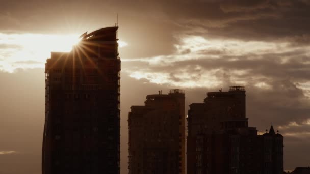 Stadsgebouw silhouet in zonlicht drone shot. Stadsarchitectuur met meerdere verdiepingen — Stockvideo