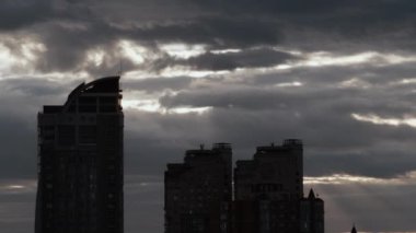 Uyuyan İHA 'nın çektiği yüksek binalar. Karanlık şehir panel inşaatı.