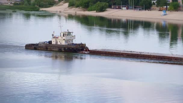 Sleepboot stroomt langs de rivier daglicht drone schot. Sleepboot duwt oude lege boot. — Stockvideo