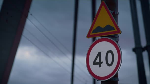 Κλείσιμο προειδοποιητική πινακίδα ορίου ταχύτητας στον συννεφιασμένο ουρανό. Πινακίδες ελέγχου κυκλοφορίας πόλεων — Αρχείο Βίντεο