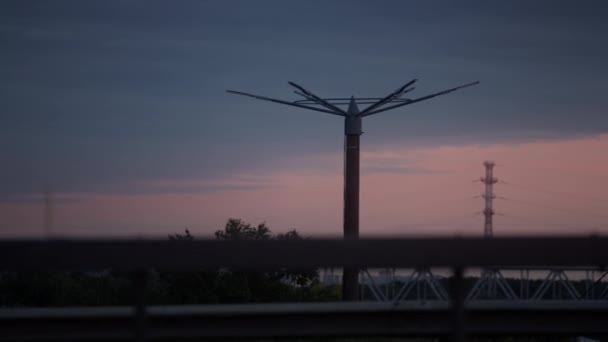 Laternenpfahl-Silhouette an der Autobahn. Moderne runde Straßenlaterne zur Nachtzeit — Stockvideo