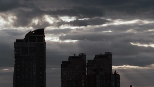 Prédios altos na área de dormir dispararam drones. Construção de painel da cidade escura. — Vídeo de Stock