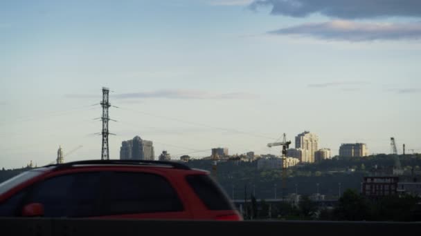 Avond industriële stadsgezicht bij blauwe zonsondergang hemel. Snelrijdende auto 's. — Stockvideo